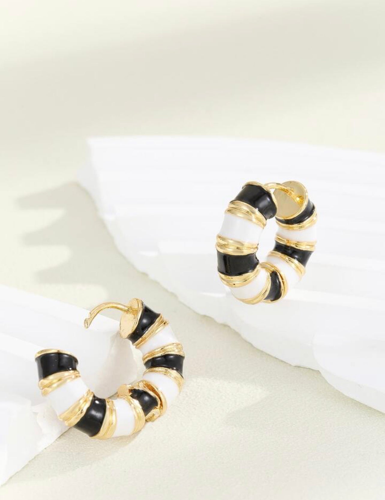 Colour block hoop huggies