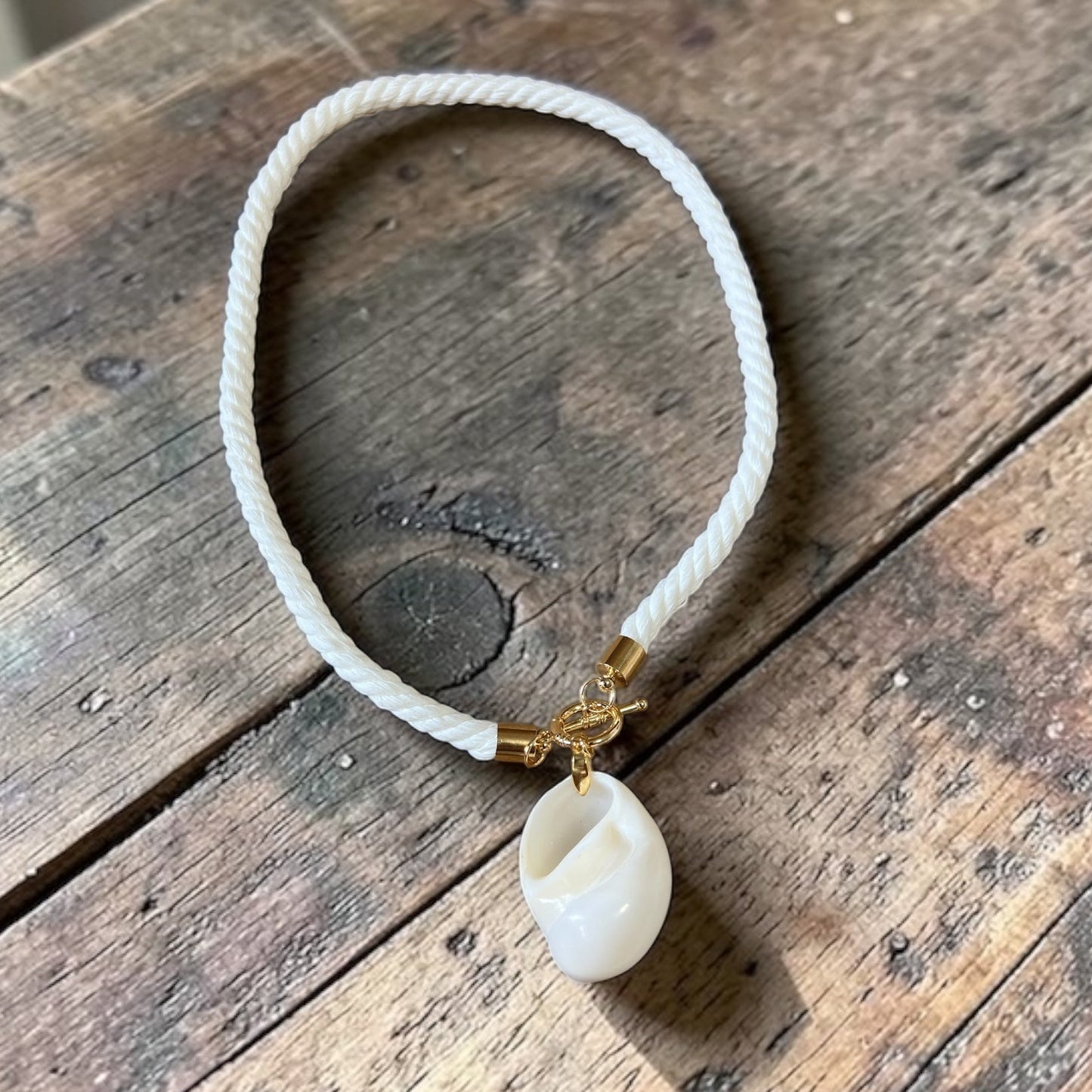 Tide Shell Choker – 16.5” Rope Necklace with Natural Shell Pendant