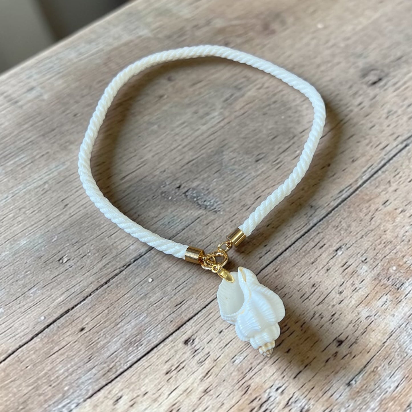 Tide Shell Choker – 16.5” Rope Necklace with Natural Shell Pendant